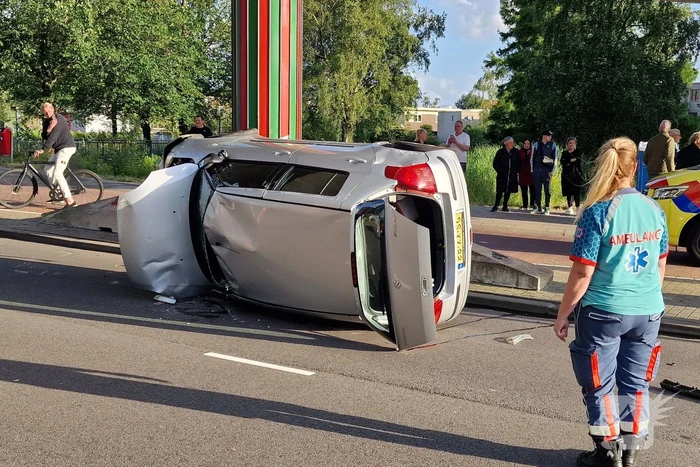 Auto belandt op zijkant, vrouw gewond