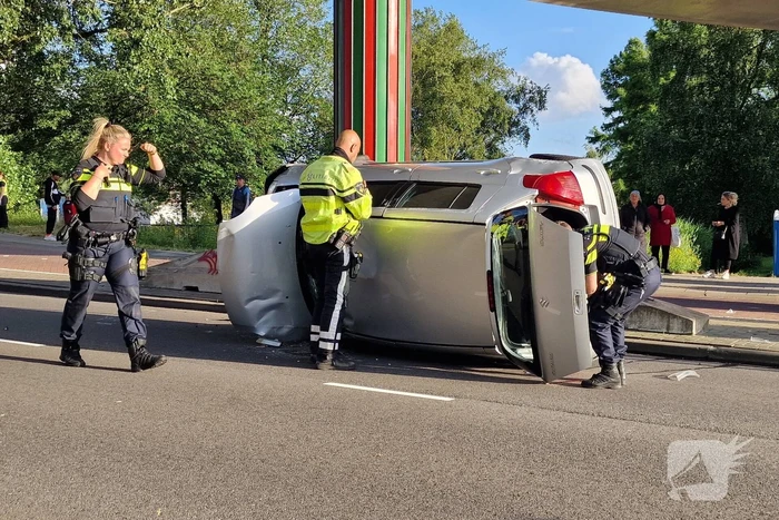 Auto belandt op zijkant, vrouw gewond