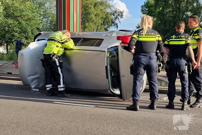 Auto belandt op zijkant, vrouw gewond