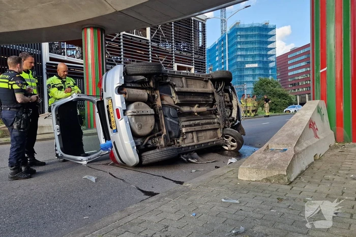 Auto belandt op zijkant, vrouw gewond