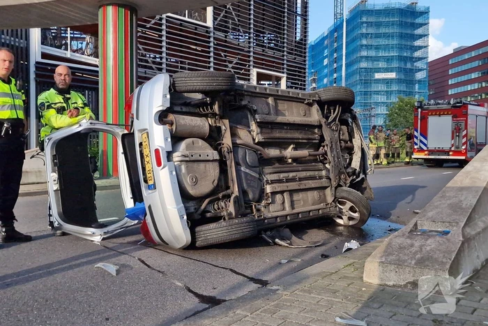 Auto belandt op zijkant, vrouw gewond