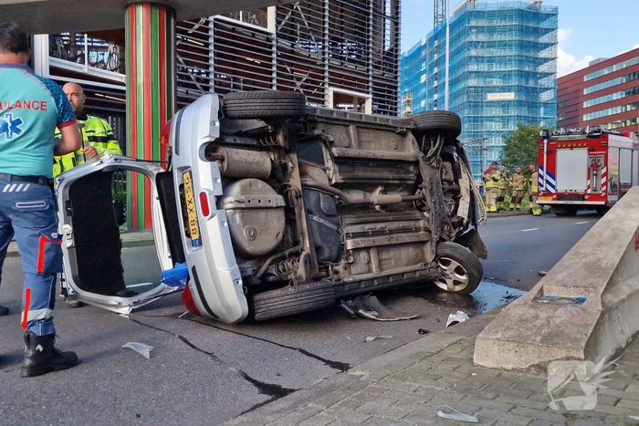 Auto belandt op zijkant, vrouw gewond