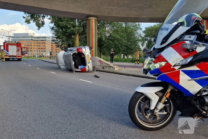 Auto belandt op zijkant, vrouw gewond
