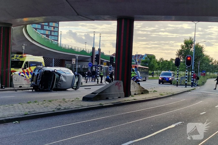 Auto belandt op zijkant, vrouw gewond