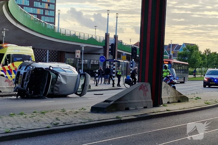 Auto belandt op zijkant, vrouw gewond