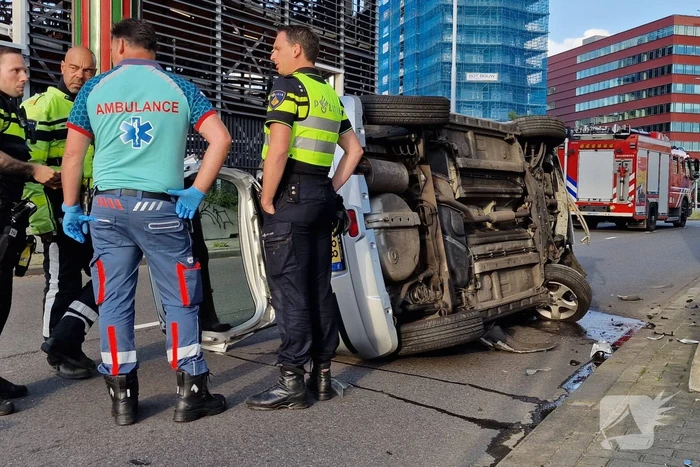 Auto belandt op zijkant, vrouw gewond