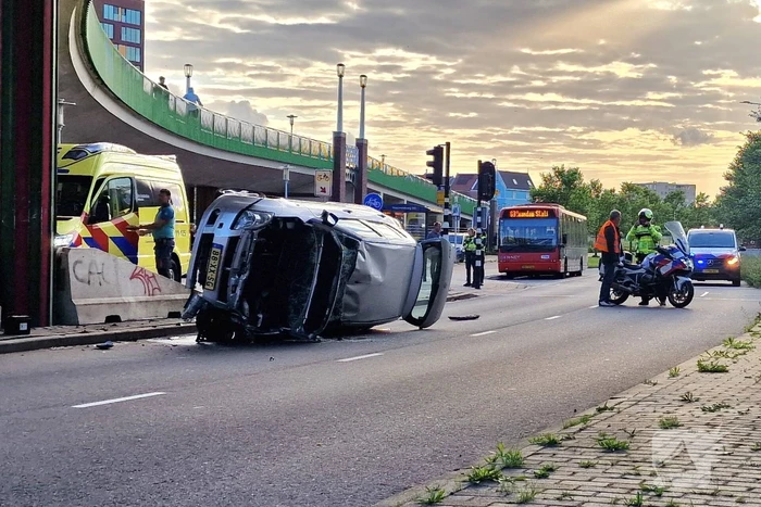 Auto belandt op zijkant, vrouw gewond