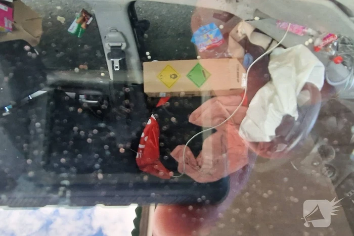 Auto belandt op zijkant, vrouw gewond