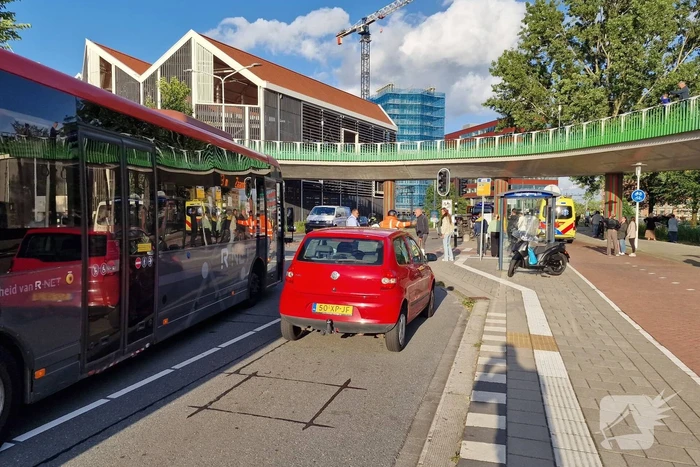 Auto belandt op zijkant, vrouw gewond