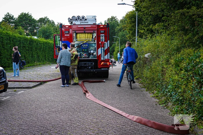 Brand op tennisbaan snel onder controle, vermoedelijk brandstichting