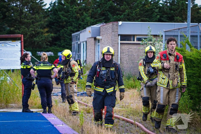 Brand op tennisbaan snel onder controle, vermoedelijk brandstichting