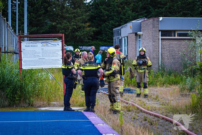 Brand op tennisbaan snel onder controle, vermoedelijk brandstichting