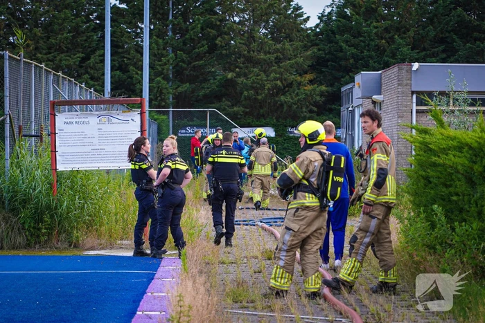 Brand op tennisbaan snel onder controle, vermoedelijk brandstichting