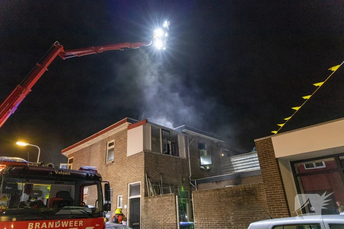 Bewoner springt van balkon om aan de vlammen te ontkomen