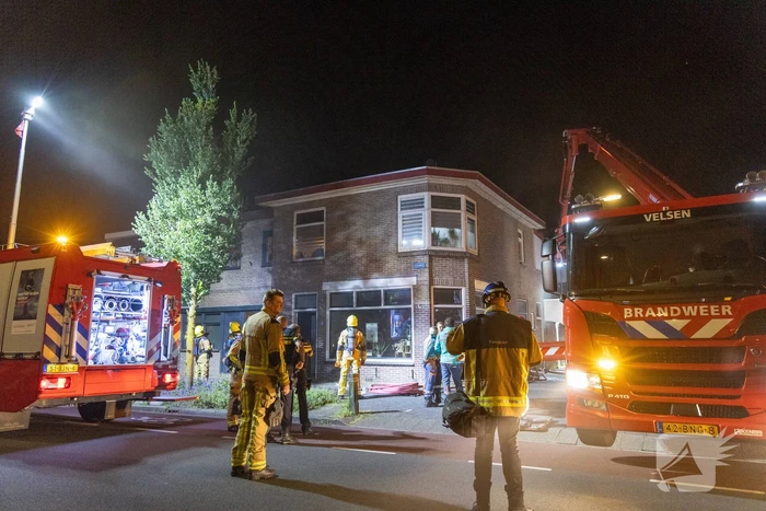 Bewoner springt van balkon om aan de vlammen te ontkomen