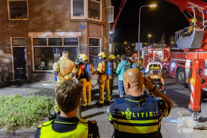 Bewoner springt van balkon om aan de vlammen te ontkomen
