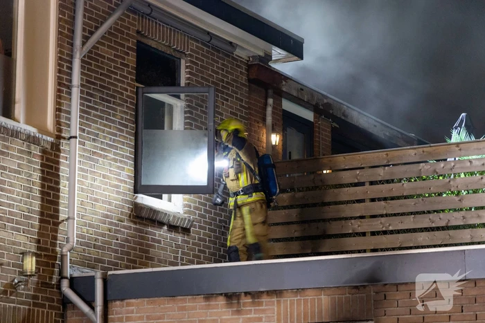 Bewoner springt van balkon om aan de vlammen te ontkomen
