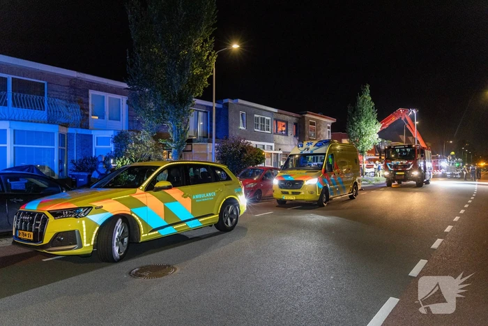 Bewoner springt van balkon om aan de vlammen te ontkomen