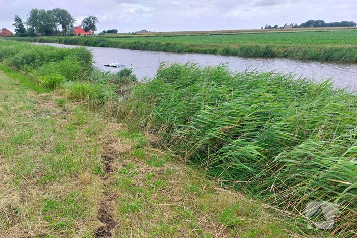 Automobiliste belandt na stuurcorrectie in water
