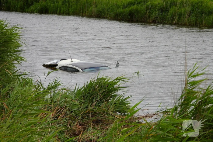 Automobiliste belandt na stuurcorrectie in water