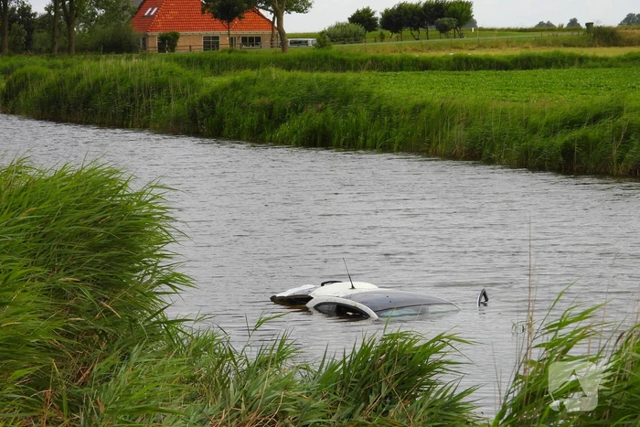 Automobiliste belandt na stuurcorrectie in water