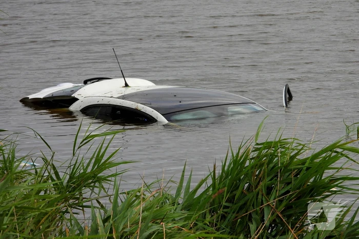 Automobiliste belandt na stuurcorrectie in water