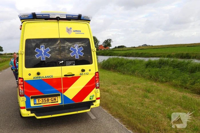 Automobiliste belandt na stuurcorrectie in water