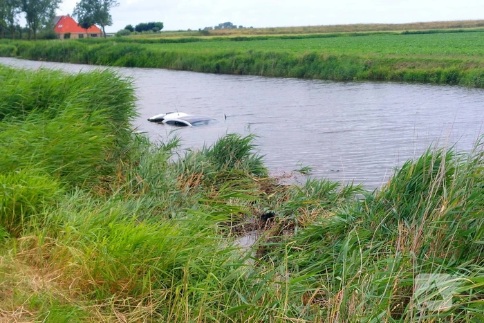 Automobiliste belandt na stuurcorrectie in water