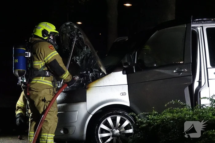 Bewoners proberen voertuigbrand te blussen