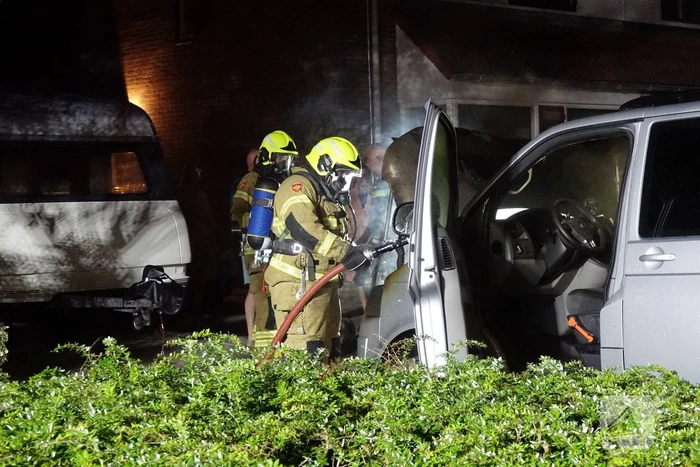 Bewoners proberen voertuigbrand te blussen