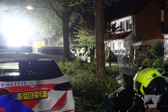 Bewoners proberen voertuigbrand te blussen