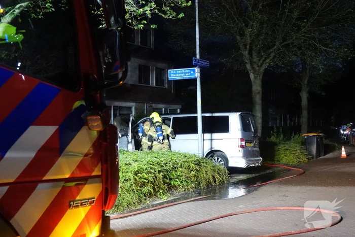 Bewoners proberen voertuigbrand te blussen