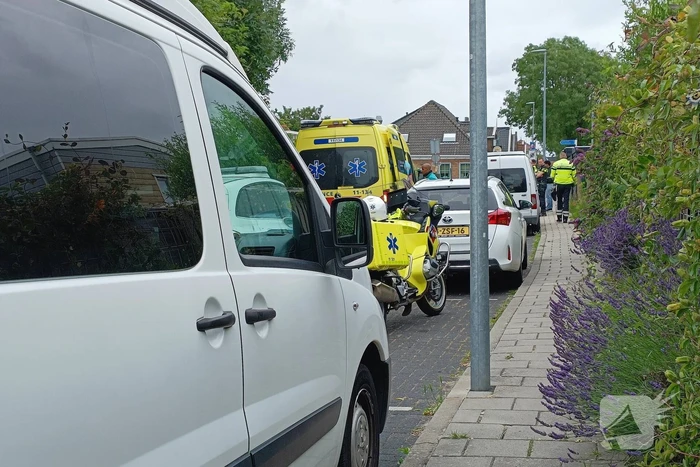 Auto schept persoon, traumateam ingezet