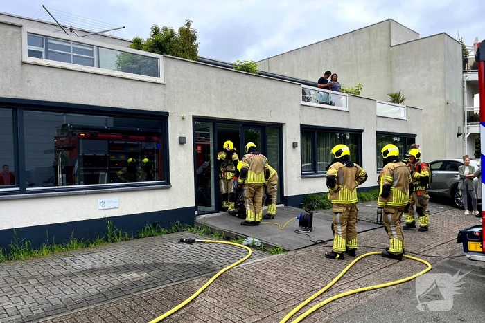 Brandweer blust brand in kantoorpand