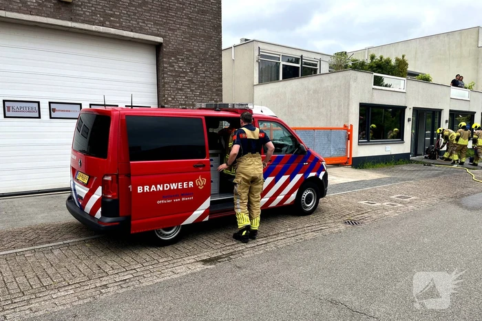Brandweer blust brand in kantoorpand
