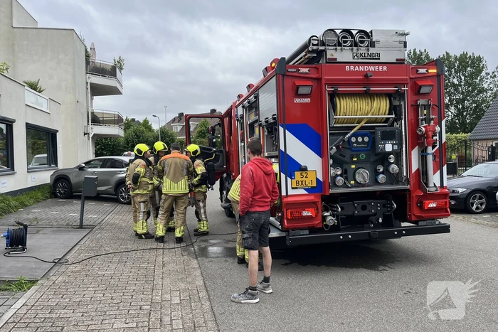 Brandweer blust brand in kantoorpand