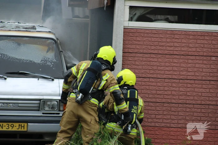 Bestelbus brandt uit naast woning