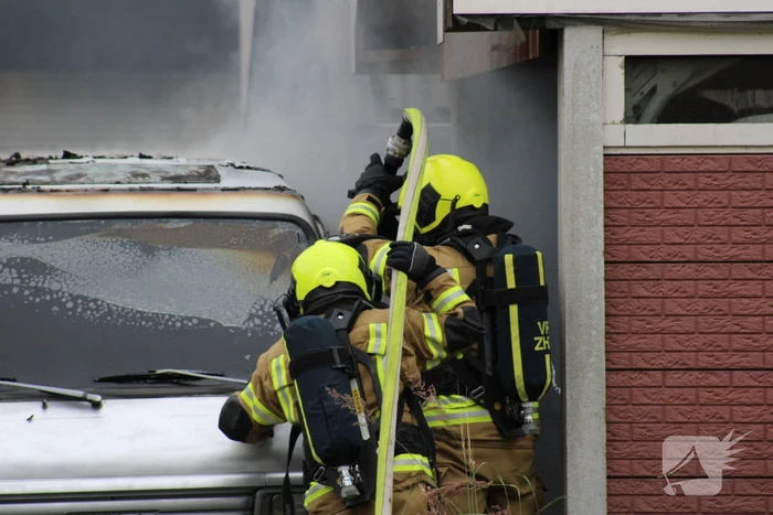 Bestelbus brandt uit naast woning