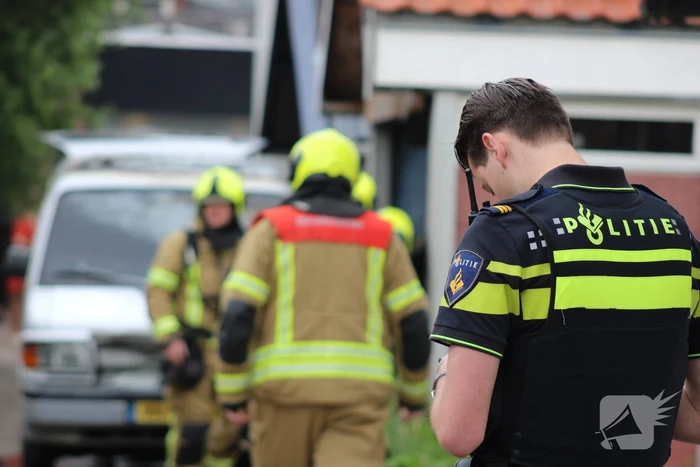 Bestelbus brandt uit naast woning