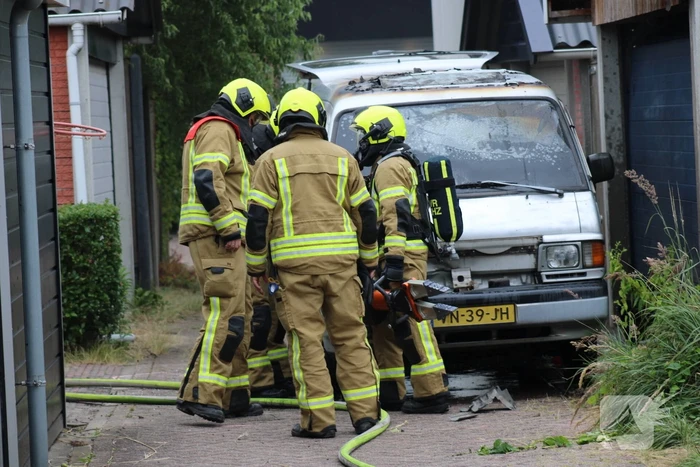 Bestelbus brandt uit naast woning