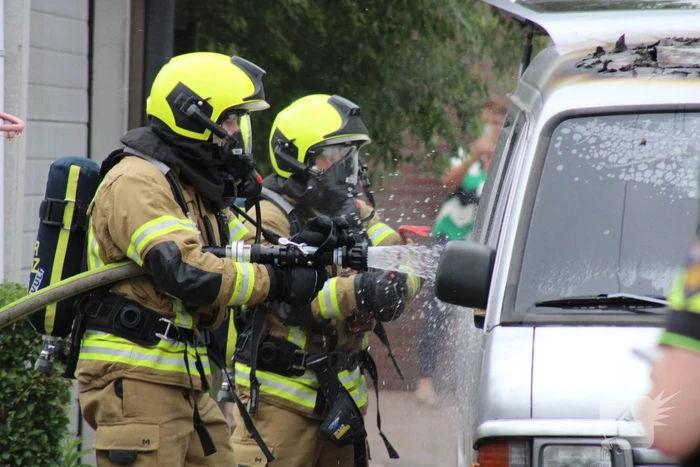 Bestelbus brandt uit naast woning