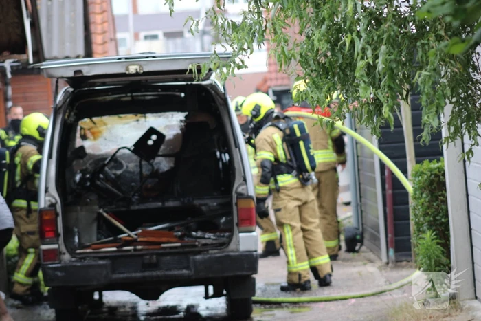 Bestelbus brandt uit naast woning