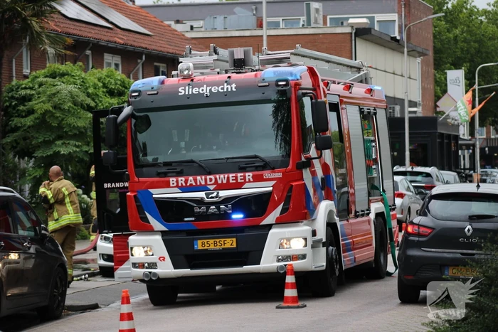 Bestelbus brandt uit naast woning
