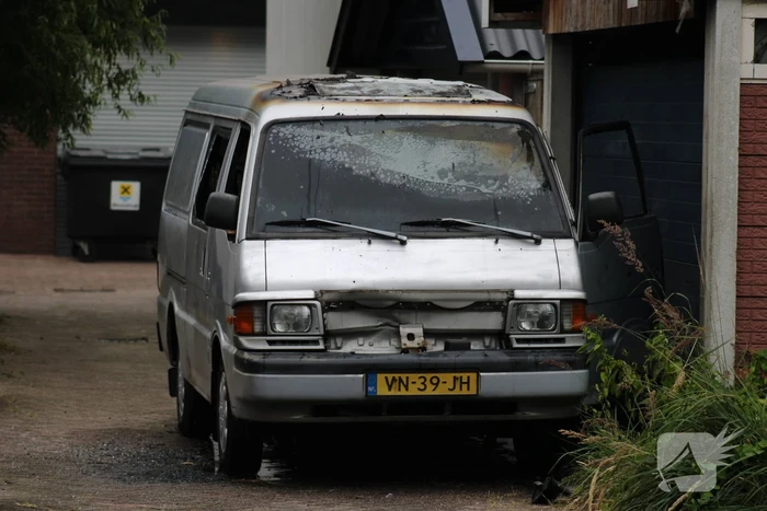 Bestelbus brandt uit naast woning