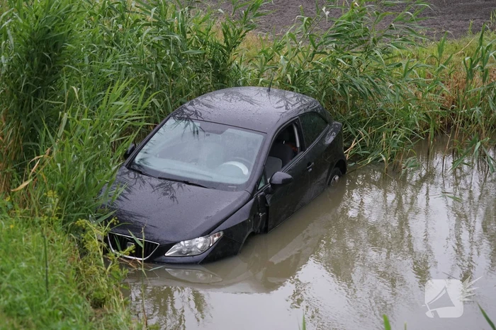 Automobilist verliest macht over het stuur en belandt in de sloot
