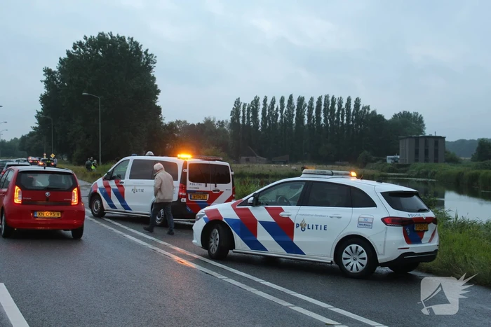 Personenauto belandt in water