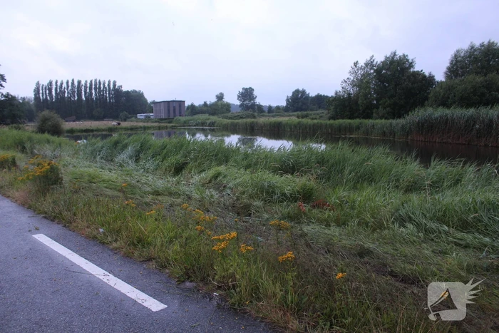 Personenauto belandt in water