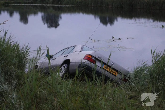 Personenauto belandt in water