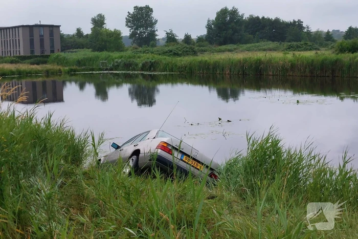 Personenauto belandt in water