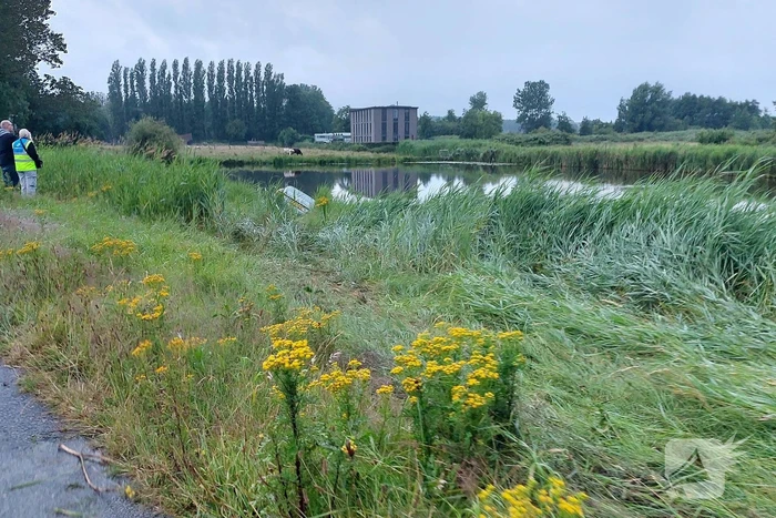 Personenauto belandt in water